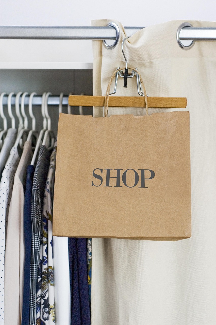 entdecken sie die kunst der capsule wardrobe: minimalistische garderoben-tipps, zeitlose basics und clevere outfits für einen nachhaltigen und stilvollen look. perfekt für modebewusste frauen und männer!