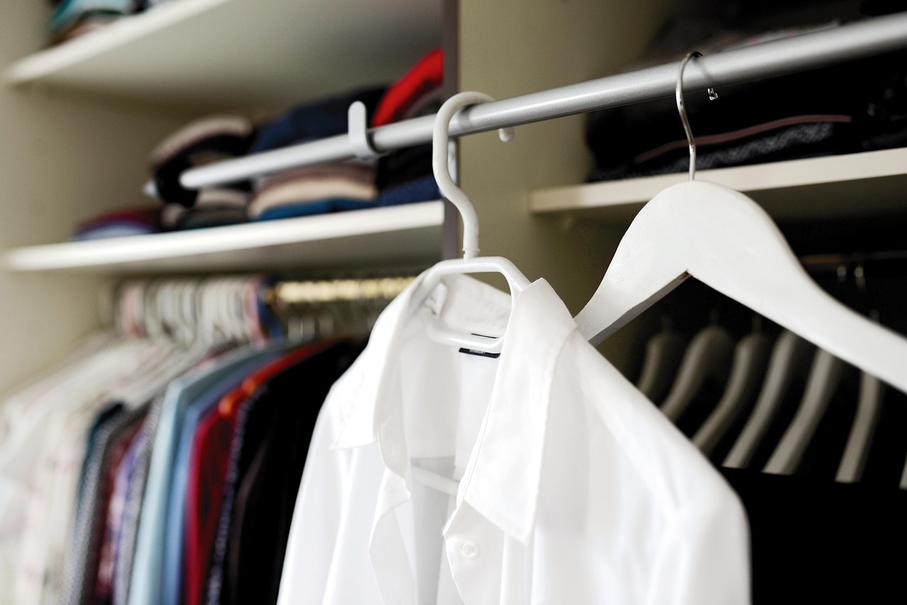 entdecken sie die vorteile einer capsule wardrobe: stilvolle outfits mit wenigen, vielseitigen kleidungsstücken kombinieren. tipps für minimalistisches, nachhaltiges und einfaches mode-management.